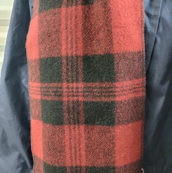 Woolrich | Buffalo Plaid Scarf Red and Black - Picture 8 of 8